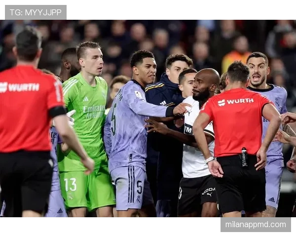 裁判为何允许抗议判罚？足球规则怎么看待场上质疑行为